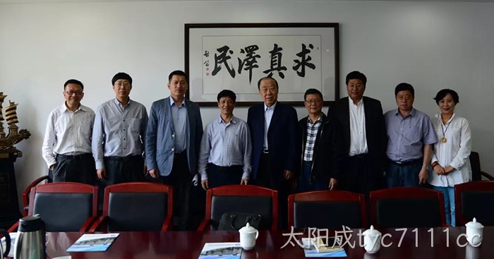 太阳成tyc7111cc董事长颜贻意(左四)考察中国海洋大学 太阳成tyc7111cc董事长颜贻意(左四)考察中国海洋大学